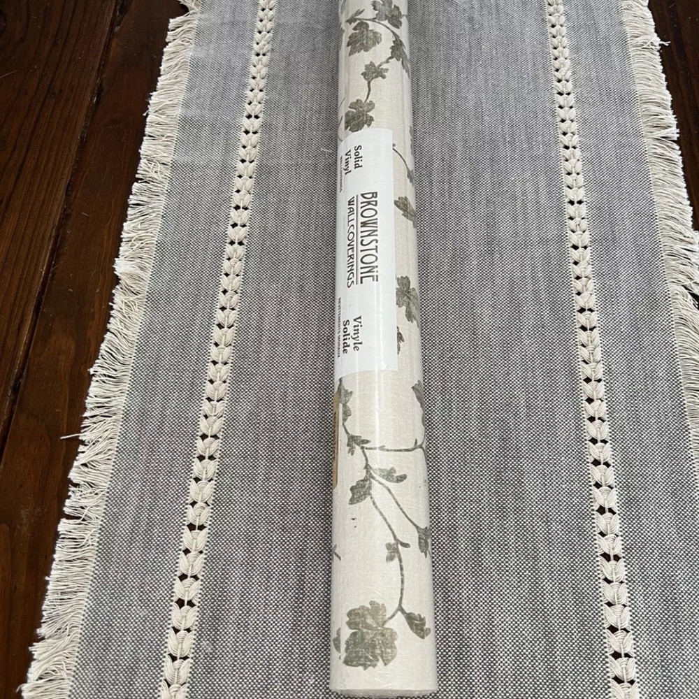 Brownstone  Wall Coverings 1 Bolt Pattern Modele BG205672 Beige With Green Vine